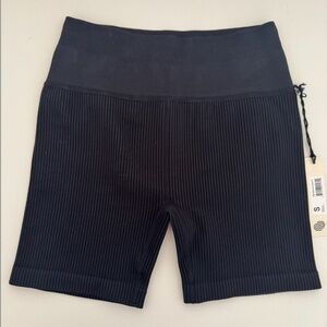 NWT - white on earth High-Rise Aura Ribbed Short 5" - Black - Small